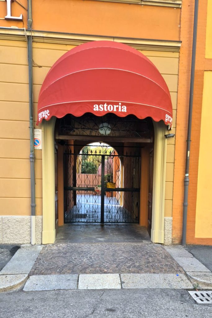 Tende a cappottina colore "rosso bologna", installate in un hotel