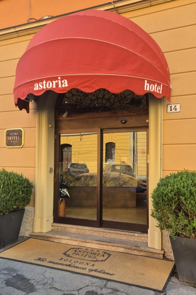 Tende a cappottina colore "rosso bologna", installate in un hotel