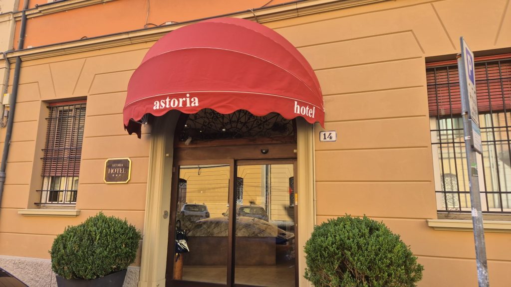 Tende a cappottina colore "rosso bologna", installate in un hotel