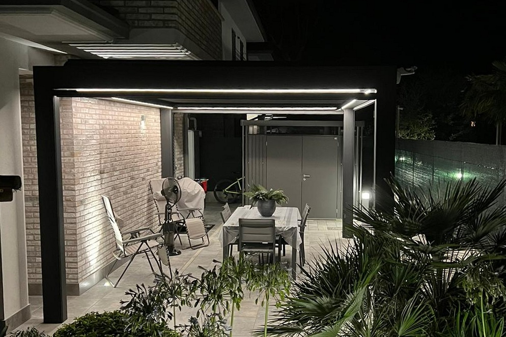 Pergola bioclimatica in alluminio con lame frangisole